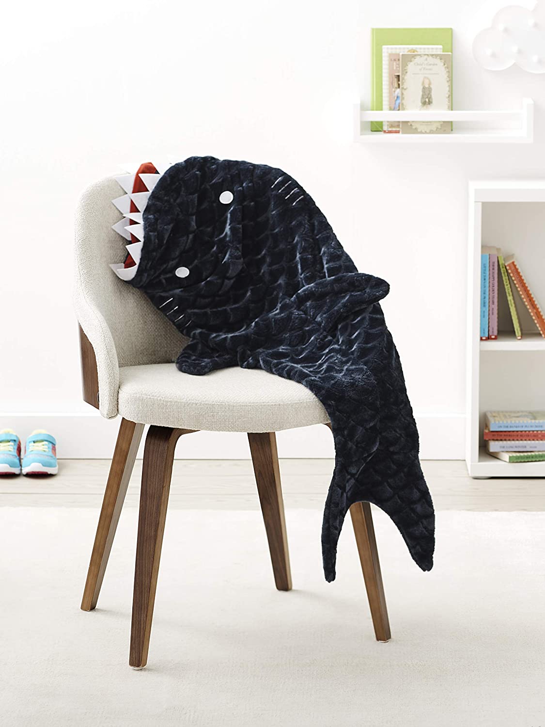 Amazon Basics Kids Fleece Tail Blanket - 26\\\'\\\' x 56\\\'\\\', Shark